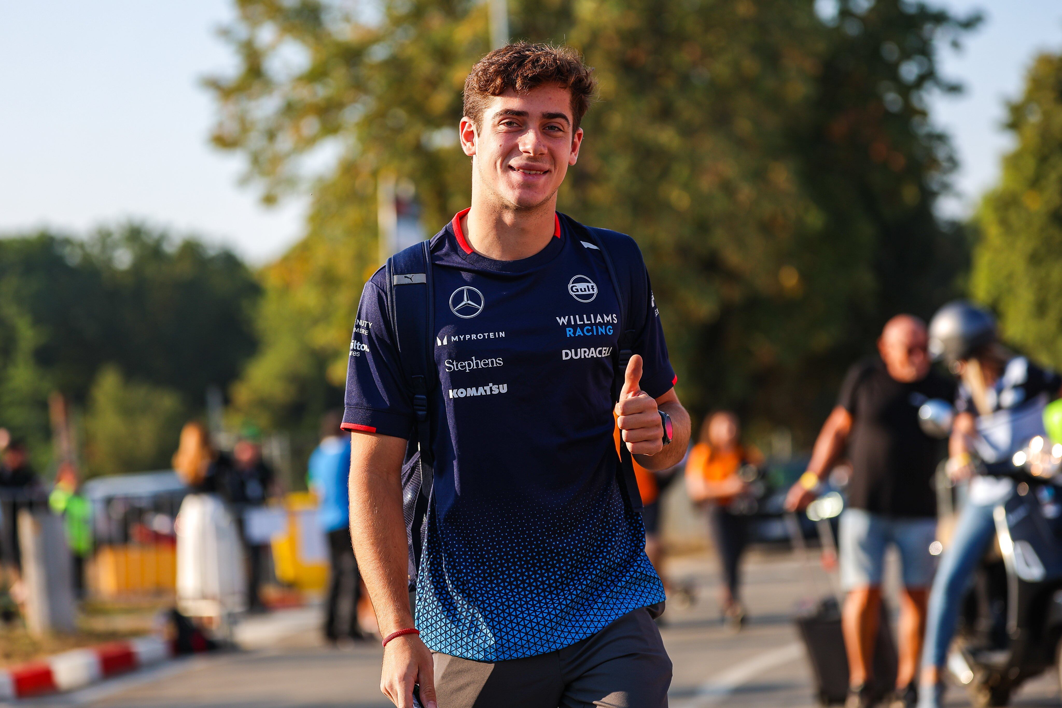 Colapinto, con la indumentaria de Williams Racing, se prepara para el estreno. Imagen: F1.