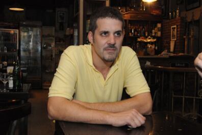 El escritor rosarino Federico Ferroggiaro, autor del libro de cuentos Par de seis.
