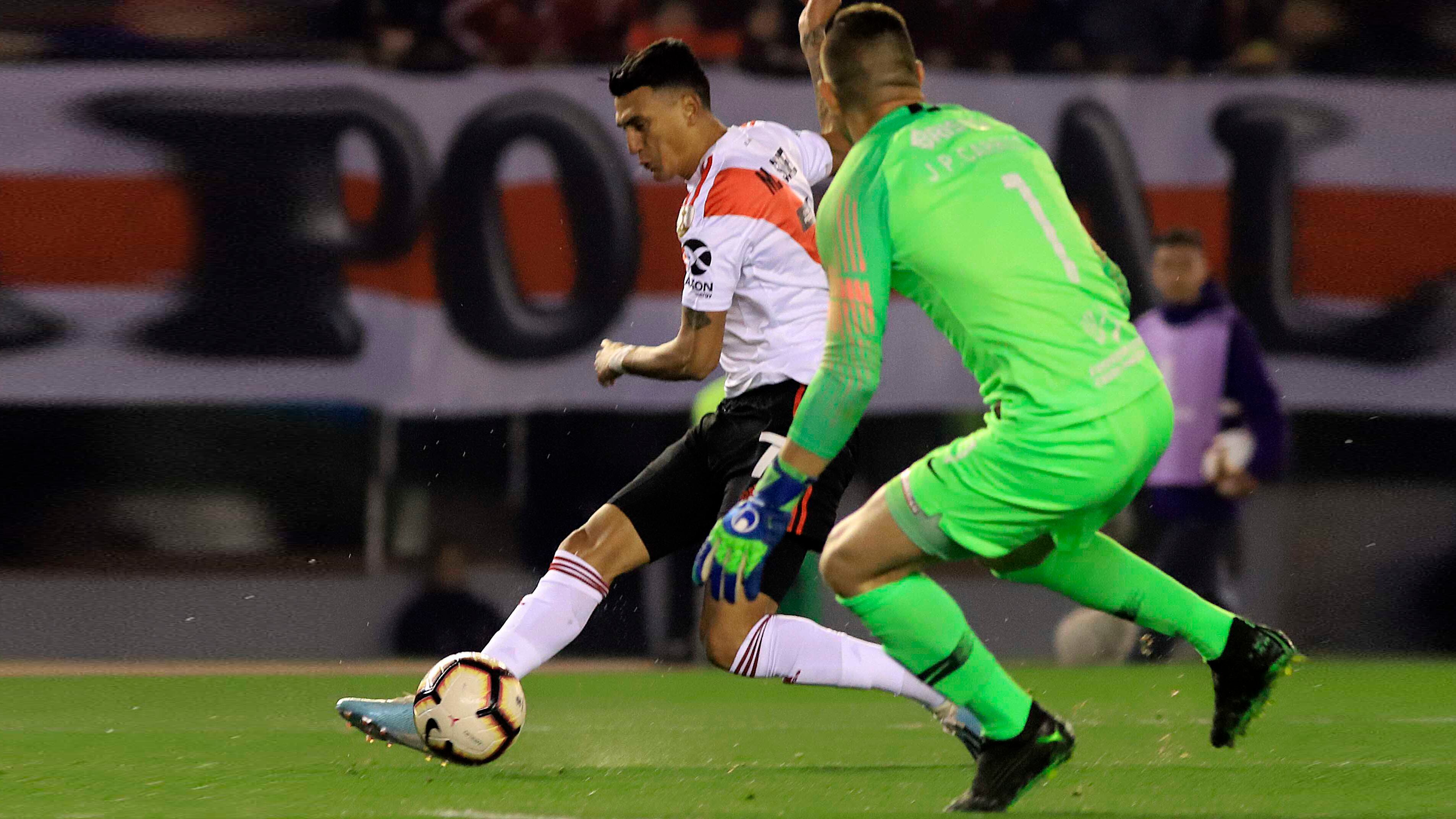 Suárez, una de las figuras en el Monumental y el arquero Carrizo.