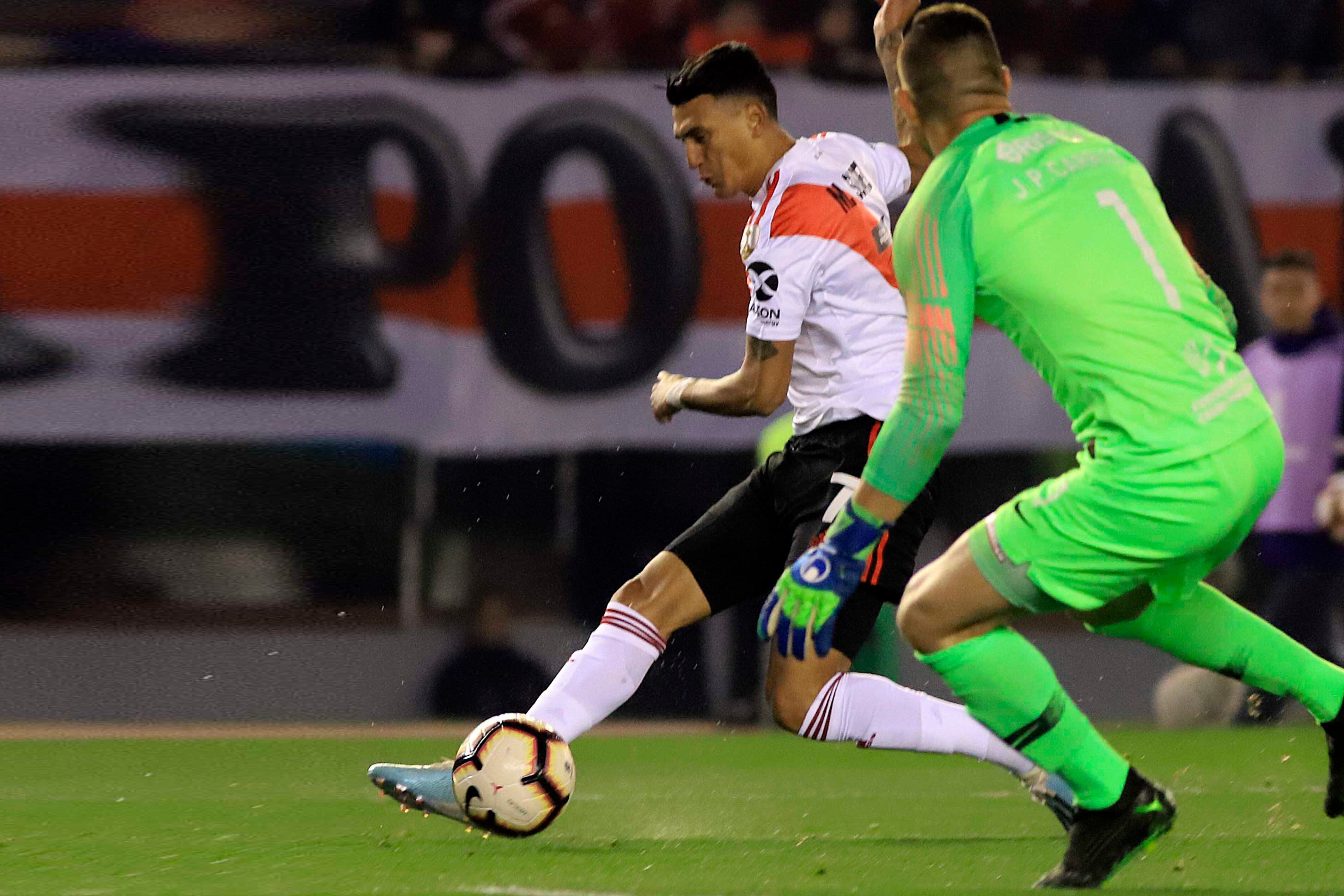 Suárez, una de las figuras en el Monumental y el arquero Carrizo.