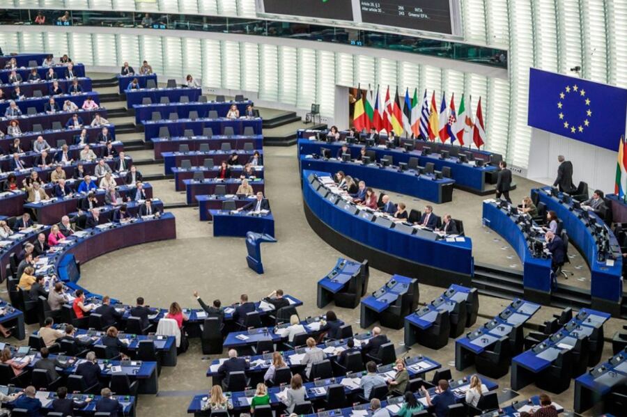 El Parlamento Europeo debate el aumento del gasto en defensa.