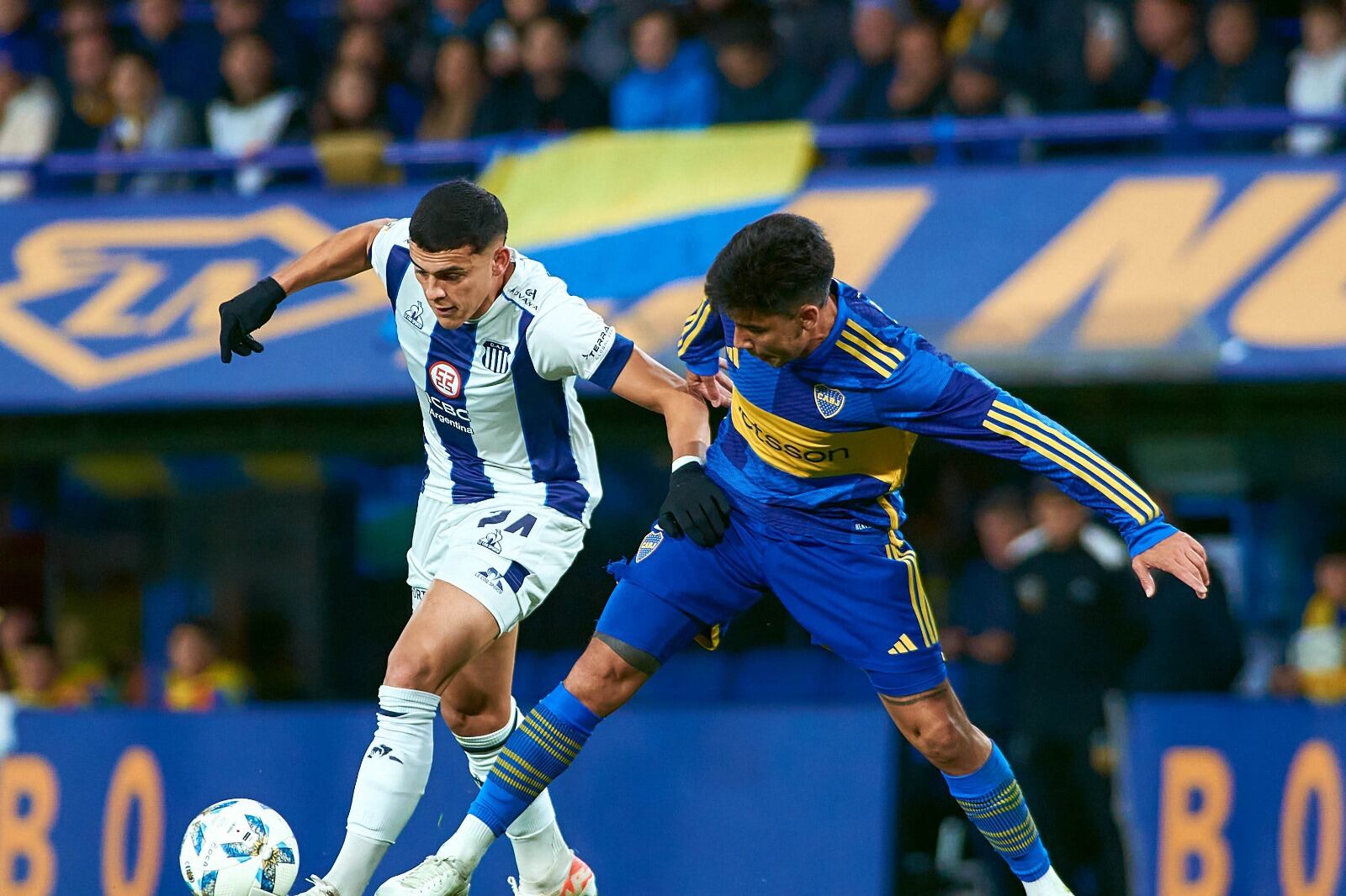 Sosa y Guillermo Fernández, dos de los destacados, pelean por la pelota