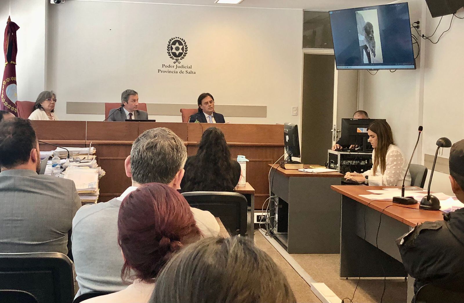 Pericón (de negro) en su testimonio en el debate 