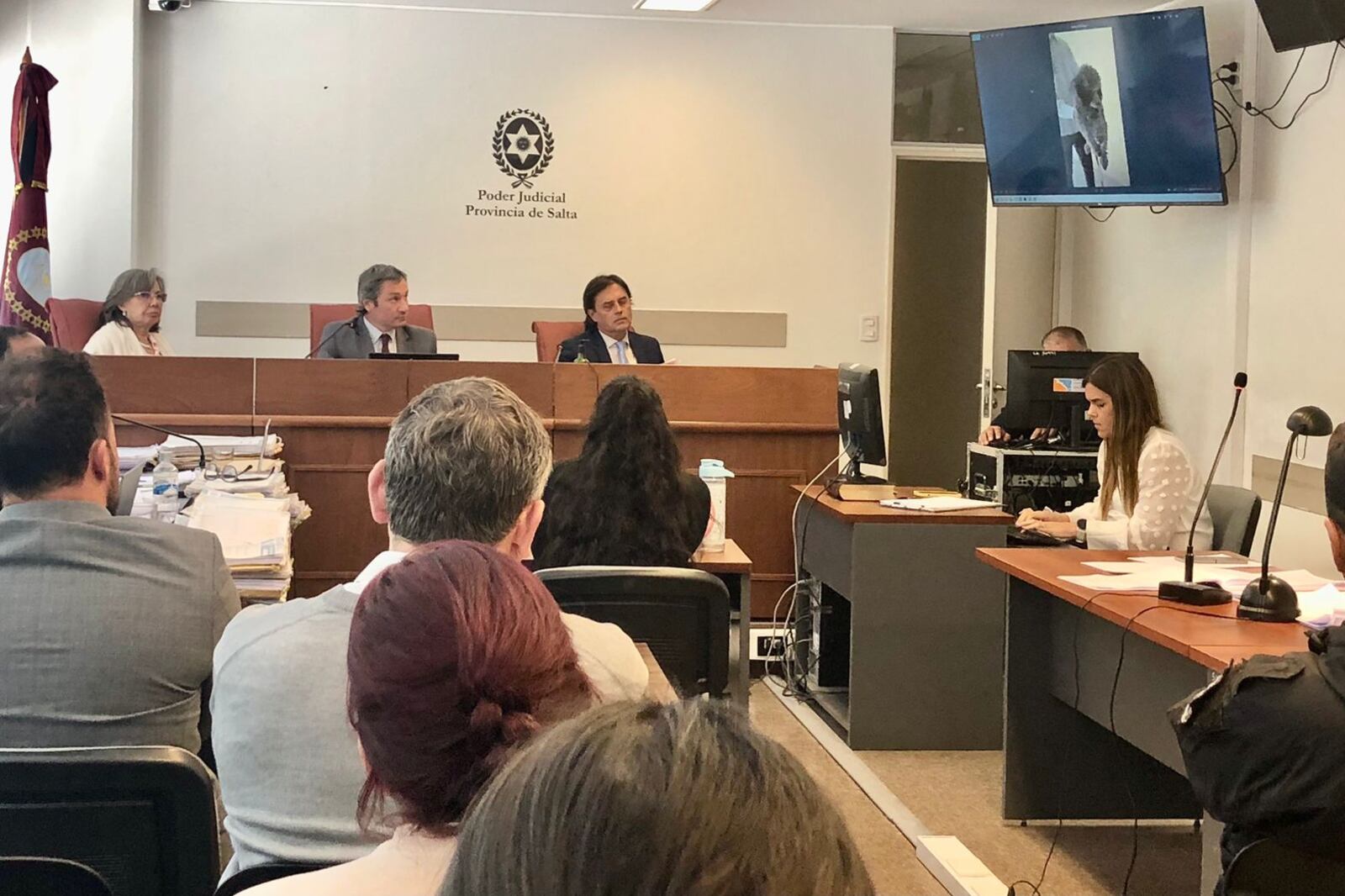 Pericón (de negro) en su testimonio en el debate