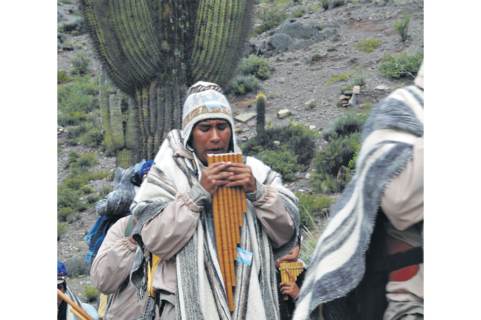 Ponchos y chulos de un mundo aborigen en permanente sincretismo.
