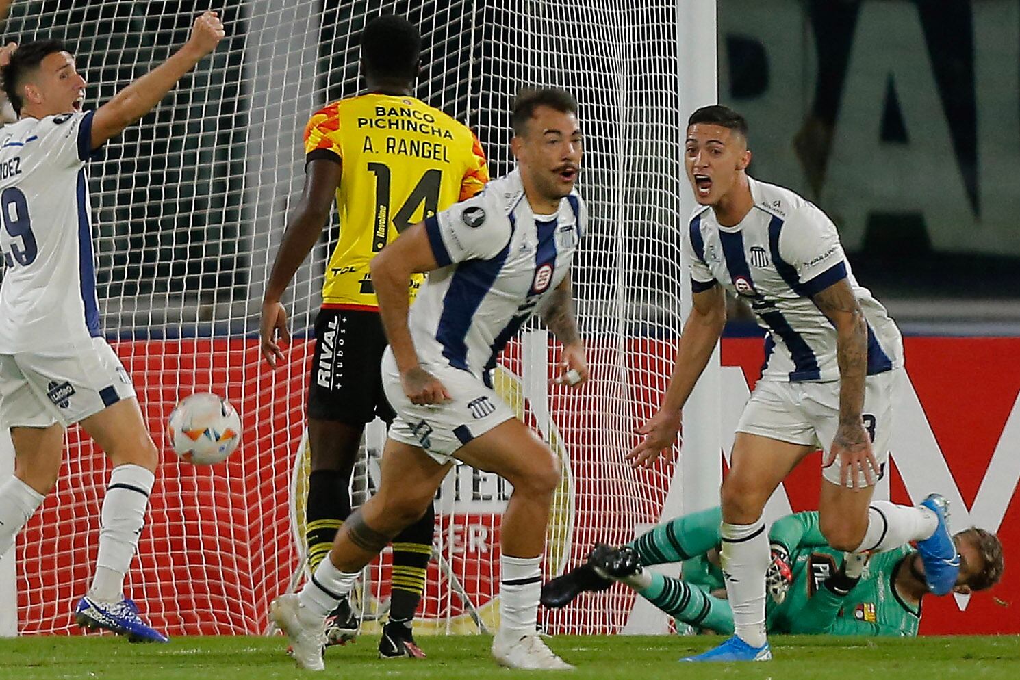 El bigotón Matías Catalán abrió la cuenta para Talleres.