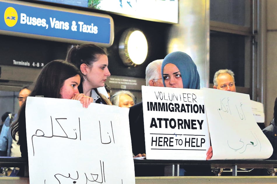 Ciudadanos procedentes de los siete países afectados por el veto se apresuraron a entrar a EE.UU.