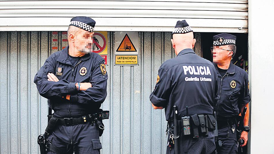 Agentes de la Guardia urbana de Barcelona custodian un almacén municipal desde se guardan urnas.