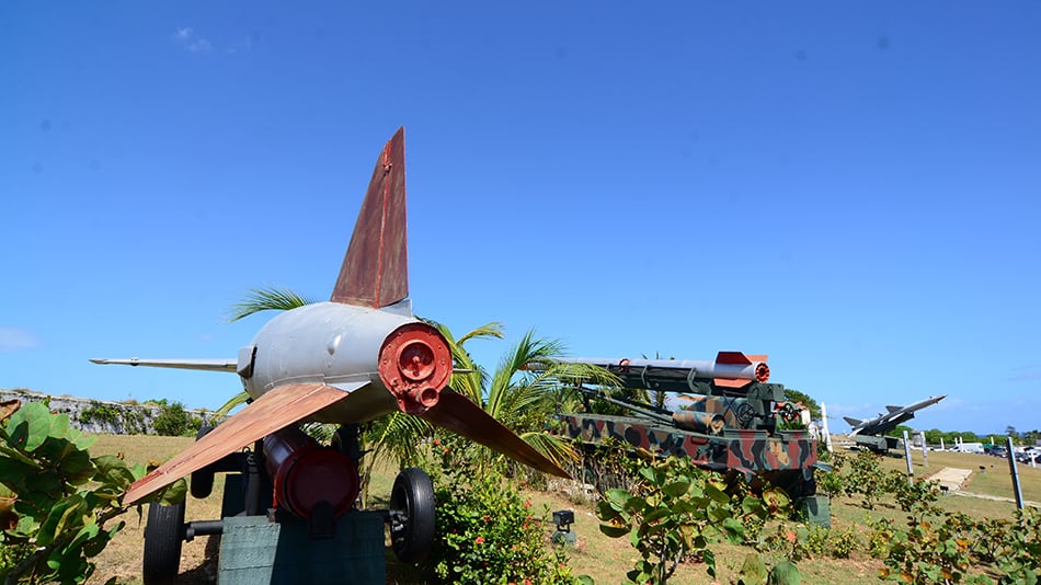Plateado y semejante a un dron, un avión MIG 15 reconvertido en proyectil teledirigido.