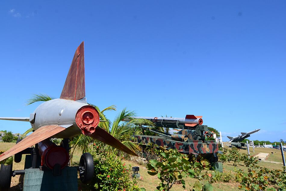 Plateado y semejante a un dron, un avión MIG 15 reconvertido en proyectil teledirigido.
