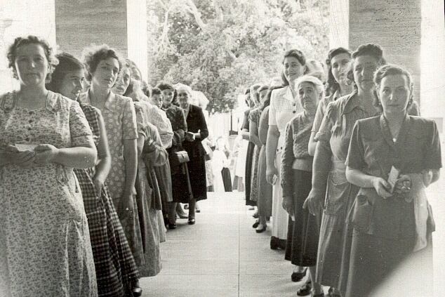 Mujeres santafesinas junto a la delegada censista Ana Macri esperando que abra la escuela donde votaban. Archivo: Ana Macri.
