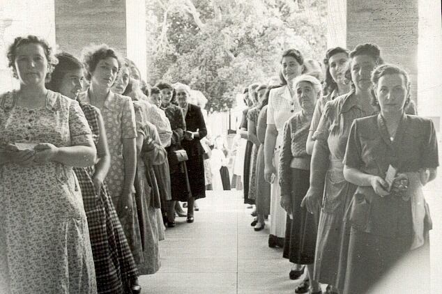 Mujeres santafesinas junto a la delegada censista Ana Macri esperando que abra la escuela donde votaban. Archivo: Ana Macri.