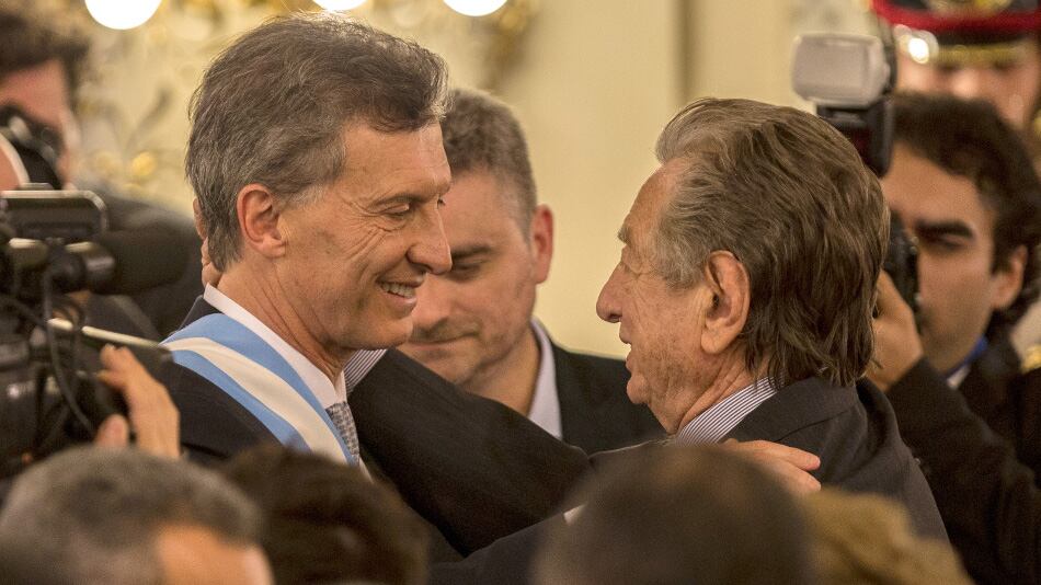 El presidente Mauricio Macri y su padre Franco, durante la asunción presidencial.