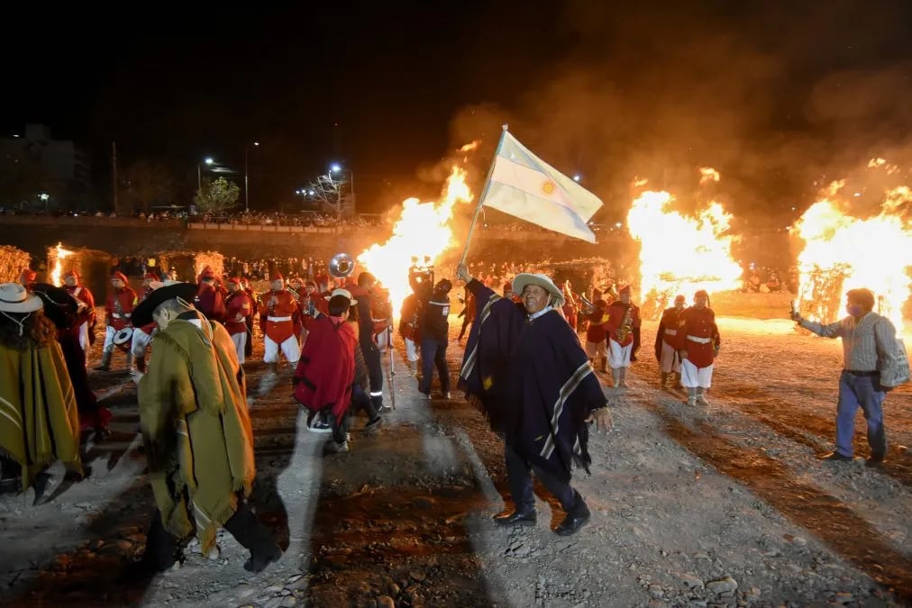 Cada 23 de agosto se lleva a cabo la quema simbólica de la ciudad de San Salvador en honor al Éxodo jujeño. 