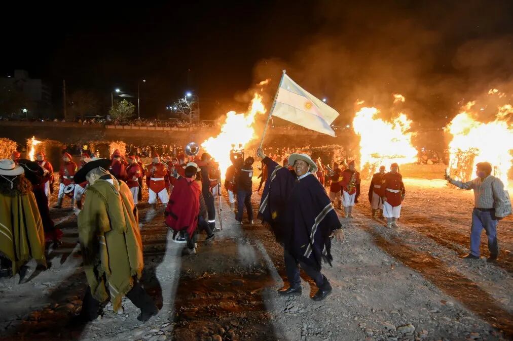 Cada 23 de agosto se lleva a cabo la quema simbólica de la ciudad de San Salvador en honor al Éxodo jujeño.
