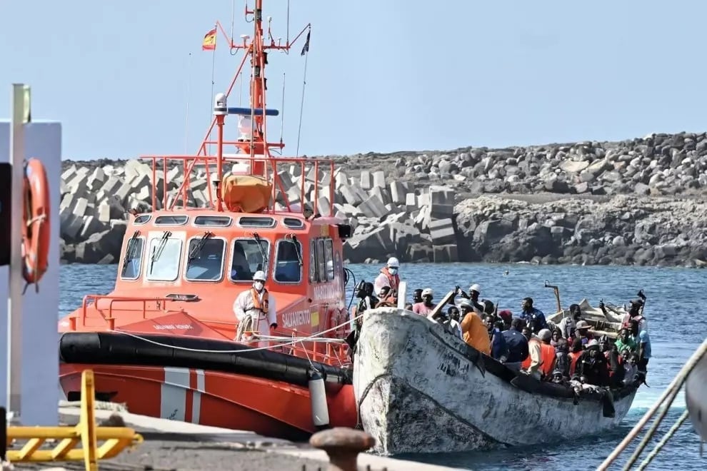 Salvamento Marítimo acompaña hasta el puerto de La Restinga, en El Hierro, a una barcaza con 162 personas.