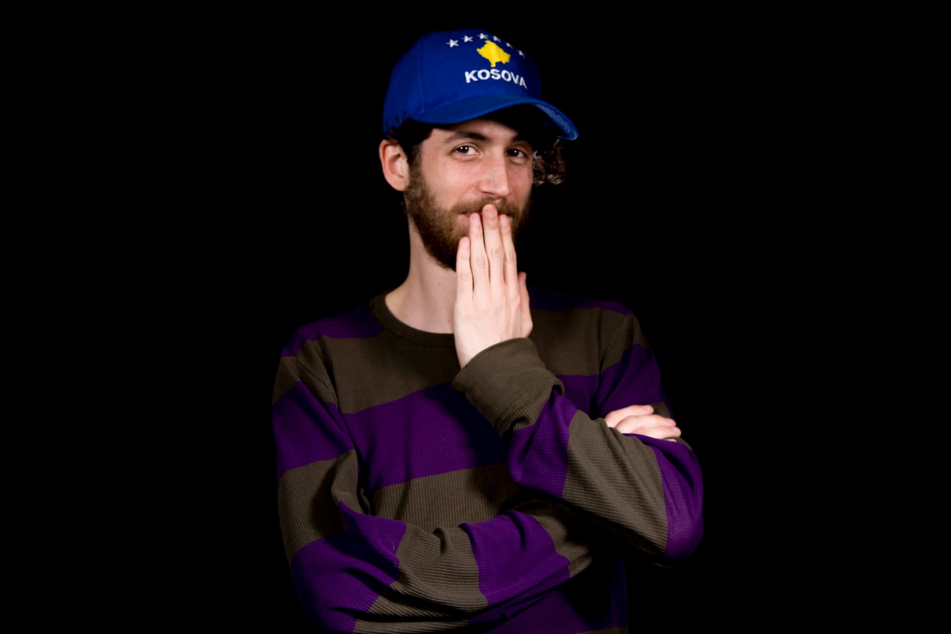 "Suárez en Kosovo" es un juego de posibilidades, enredos y voces narrativas que enfoca el drama existencial.