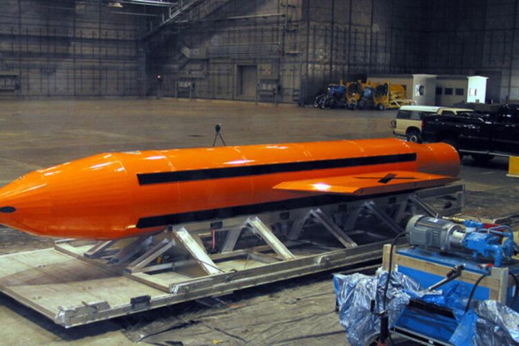 El radio de destrucción de la bomba que arrojó hoy Estados Unidos es de 150 metros.