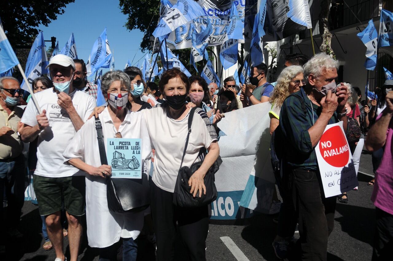 En el reclamo estuvieron presentes varias figuras de la cultura argentina, que fueron recibidas por legisladores.
