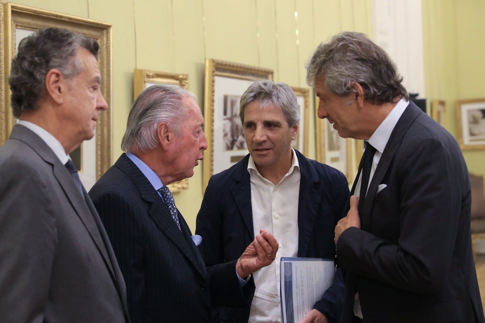 El titular de la UIA argumenta anter el ministro Luis Caputo.