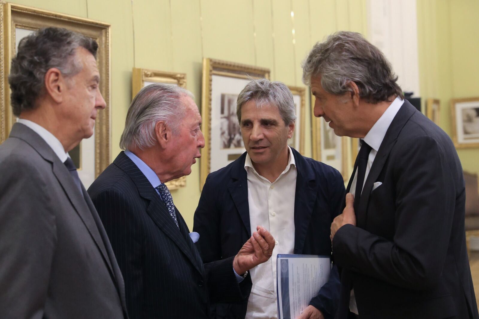 El titular de la UIA argumenta anter el ministro Luis Caputo.