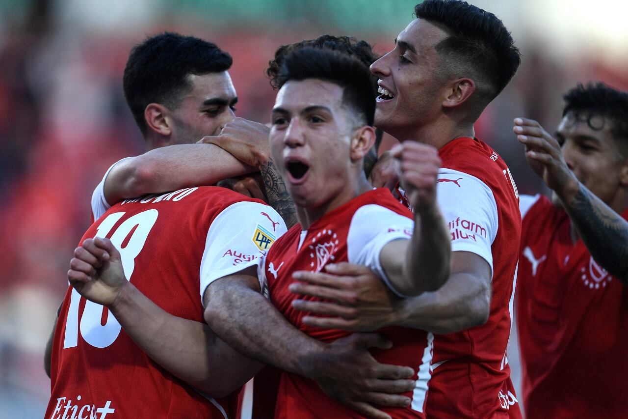 Velasco, uno de los mejores en Avellaneda, celebra el gol de Romero