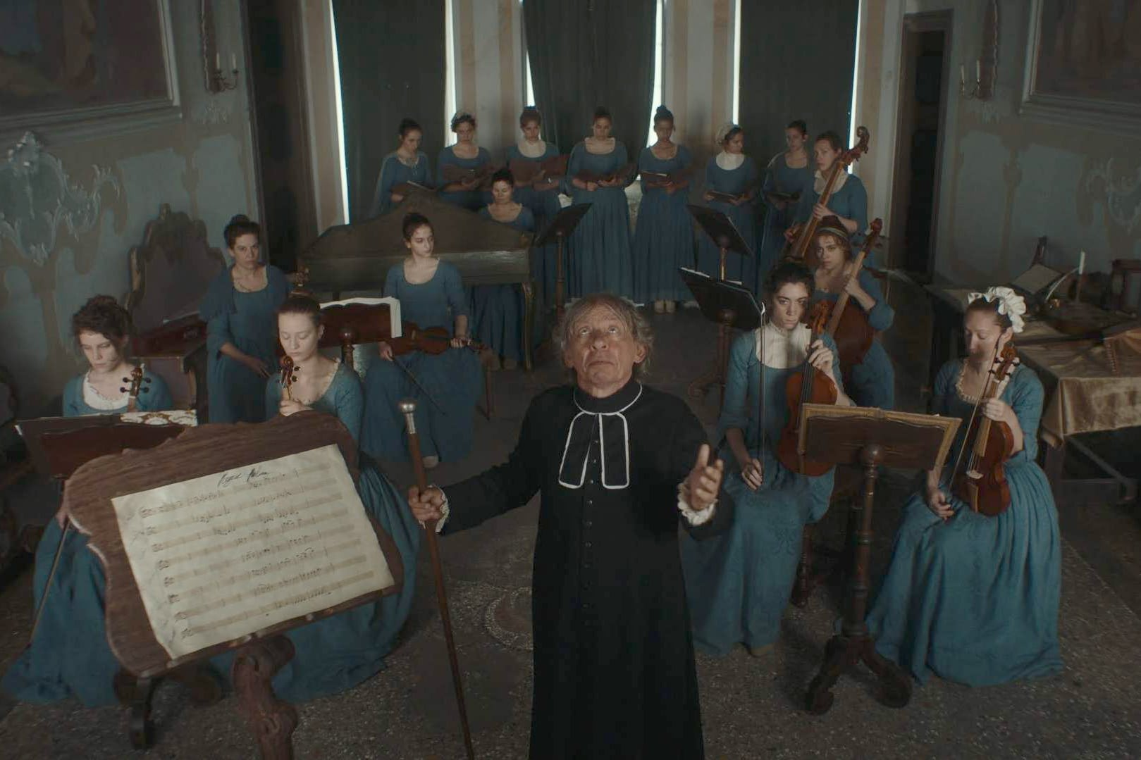 Las chicas de la orquesta viven bajo los caprichos del director