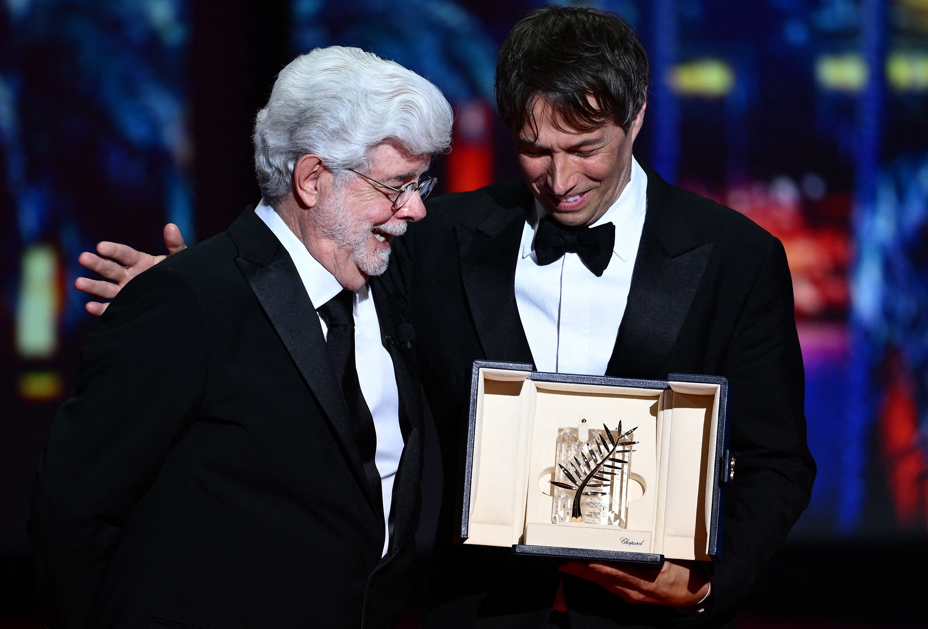 George Lucas le entregó a Sean Baker la Palma de Oro del Festival de Cannes.