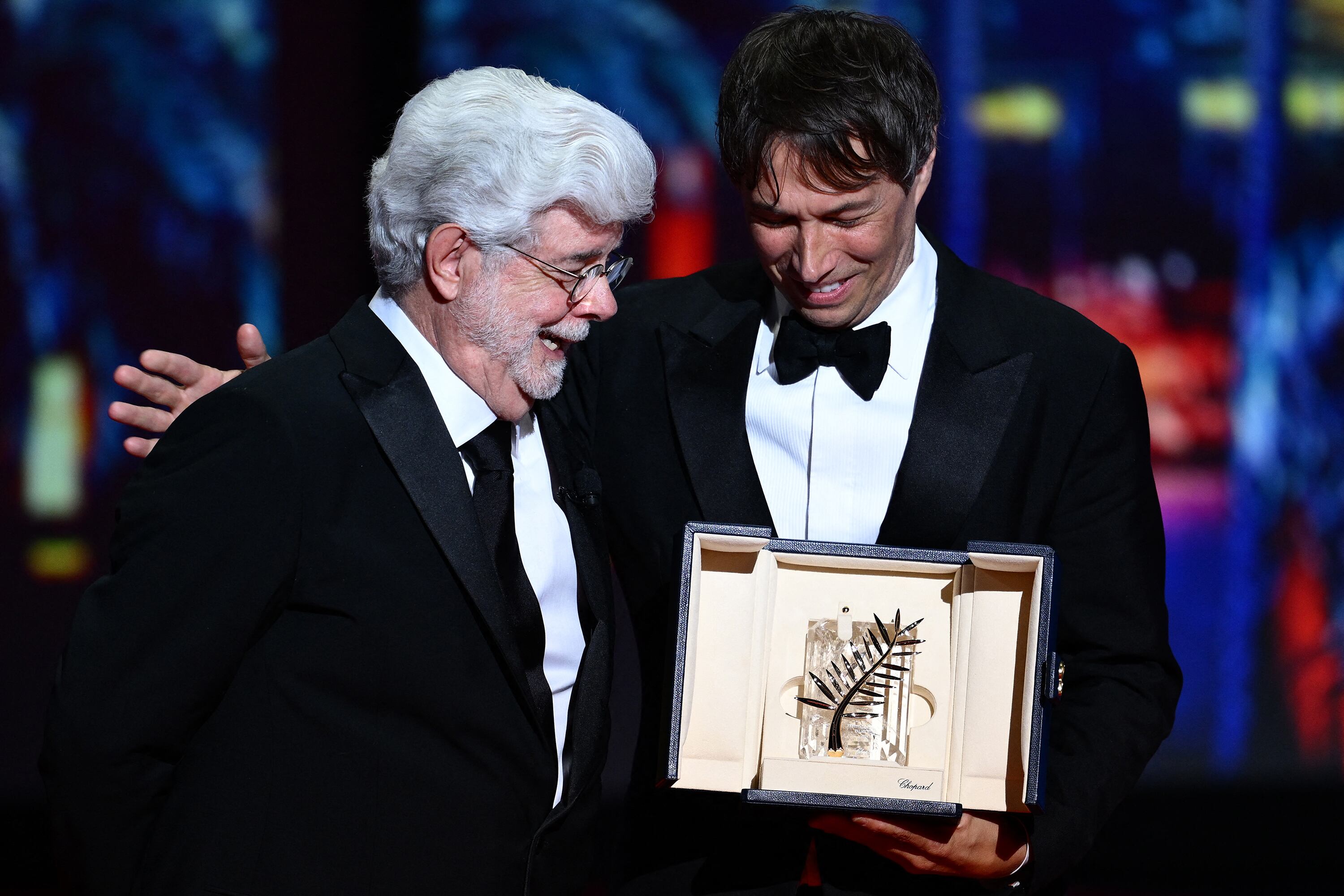 George Lucas le entregó a Sean Baker la Palma de Oro del Festival de Cannes.