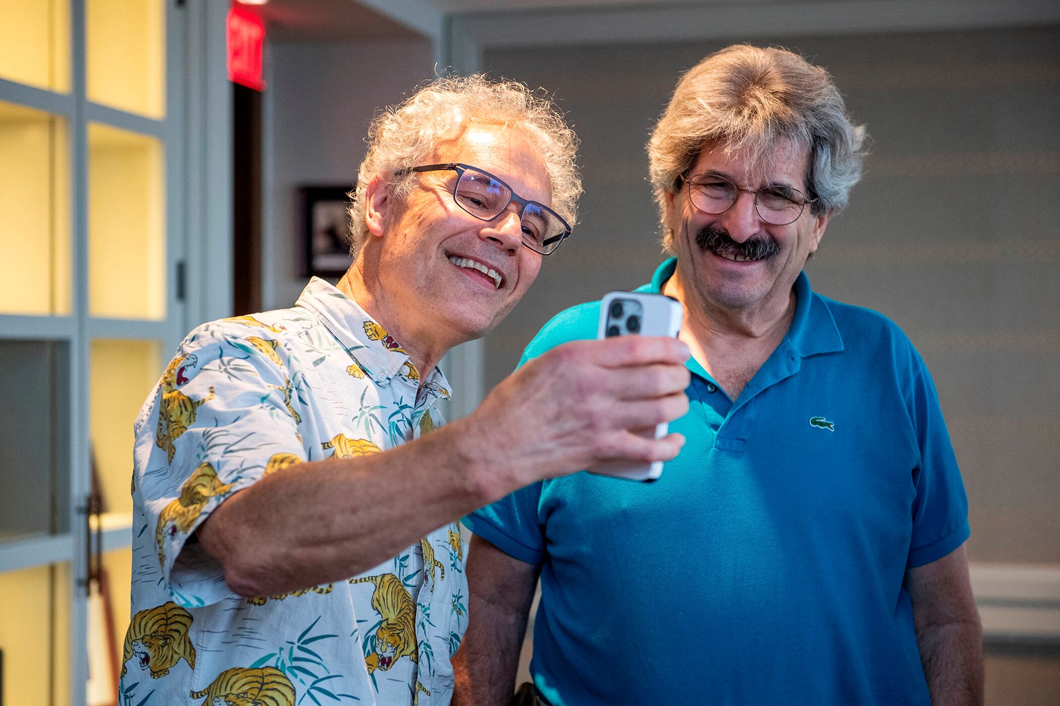 Los ganadores del Premio Nobel de Medicina, Victor Ambros (izquierda) y Gary Ruvkun (derecha).