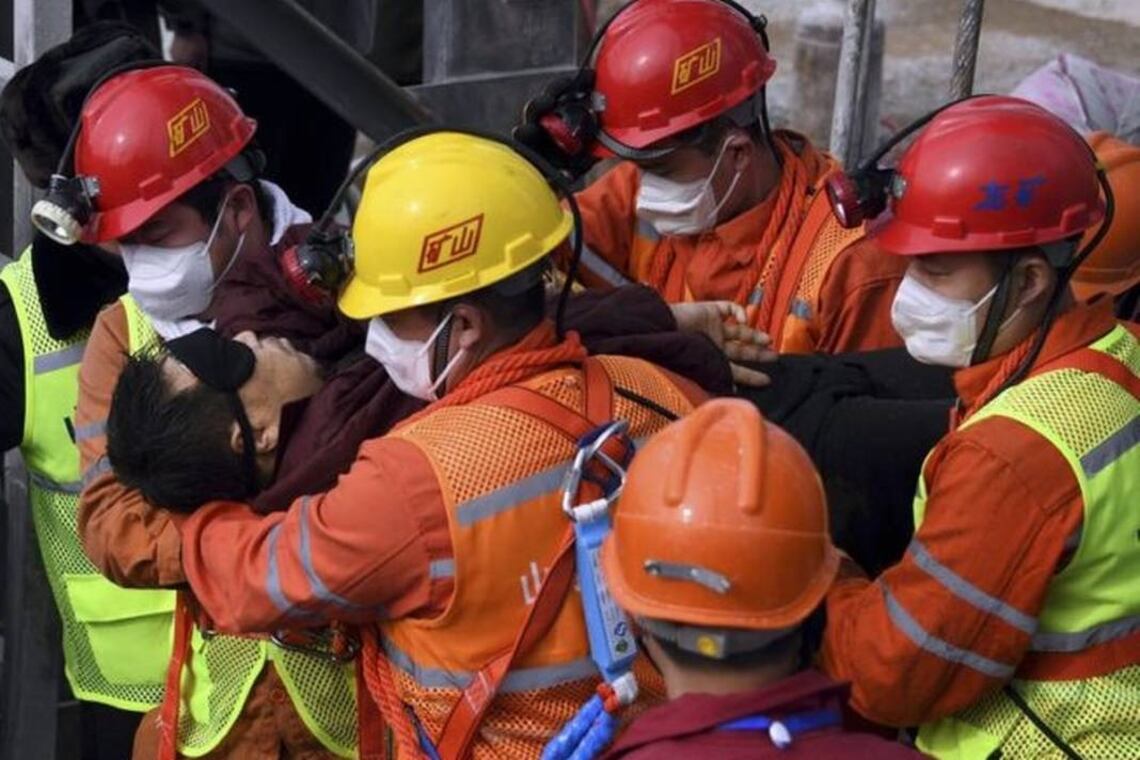 Los rescatistas trabajan en Haibei para rescatar a los mineros.