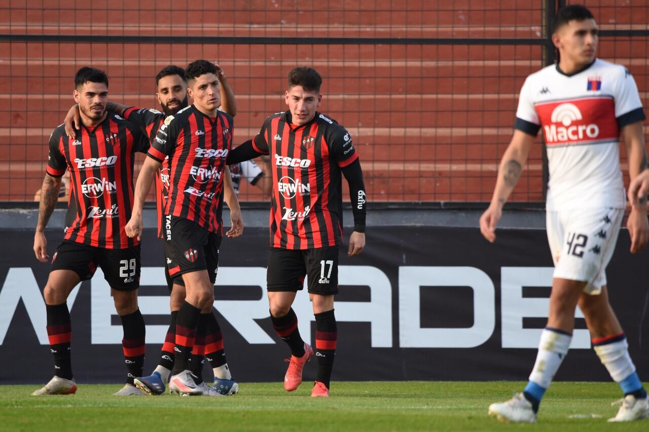 El defensor Francisco Álvarez (#17) entró y mojó. Lo sufre el Equi Fernández (#42)