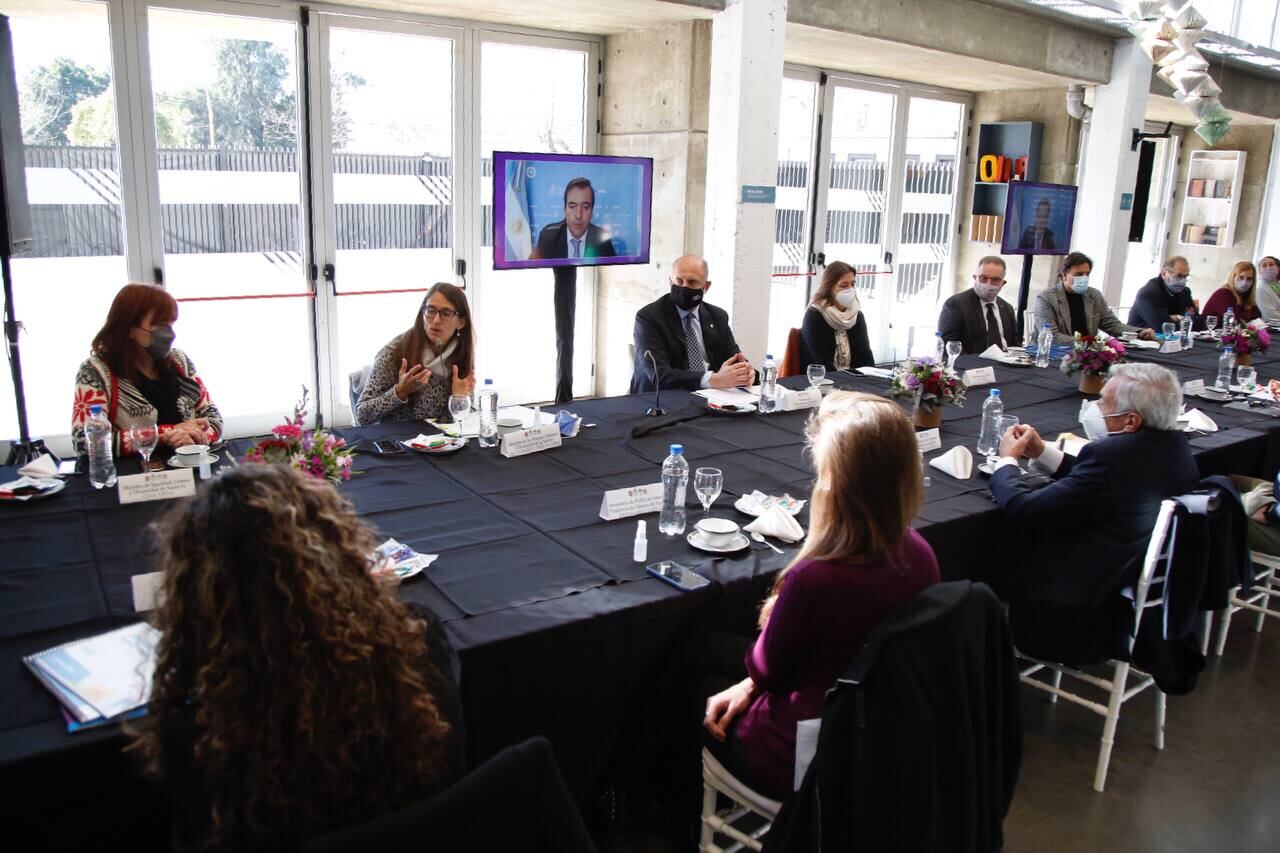 Lxs funcionarixs provinciales presentes debatieron acerca de los desafíos que enfrenta la región Centro en materia de violencias extremas por motivos de género y compartieron experiencias. 