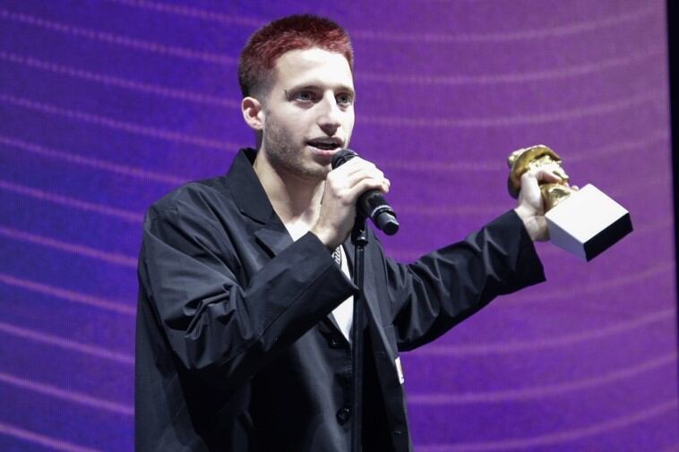 Wos se convirtió en el primer cantante de música urbana y en el artista más joven en recibir el Gardel de Oro. (Télam)