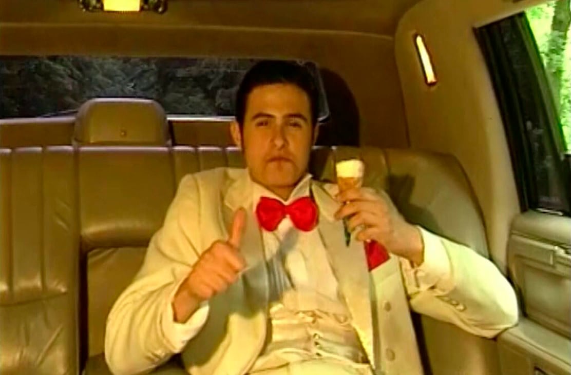 La película está atravesada por un humor no intencional. 