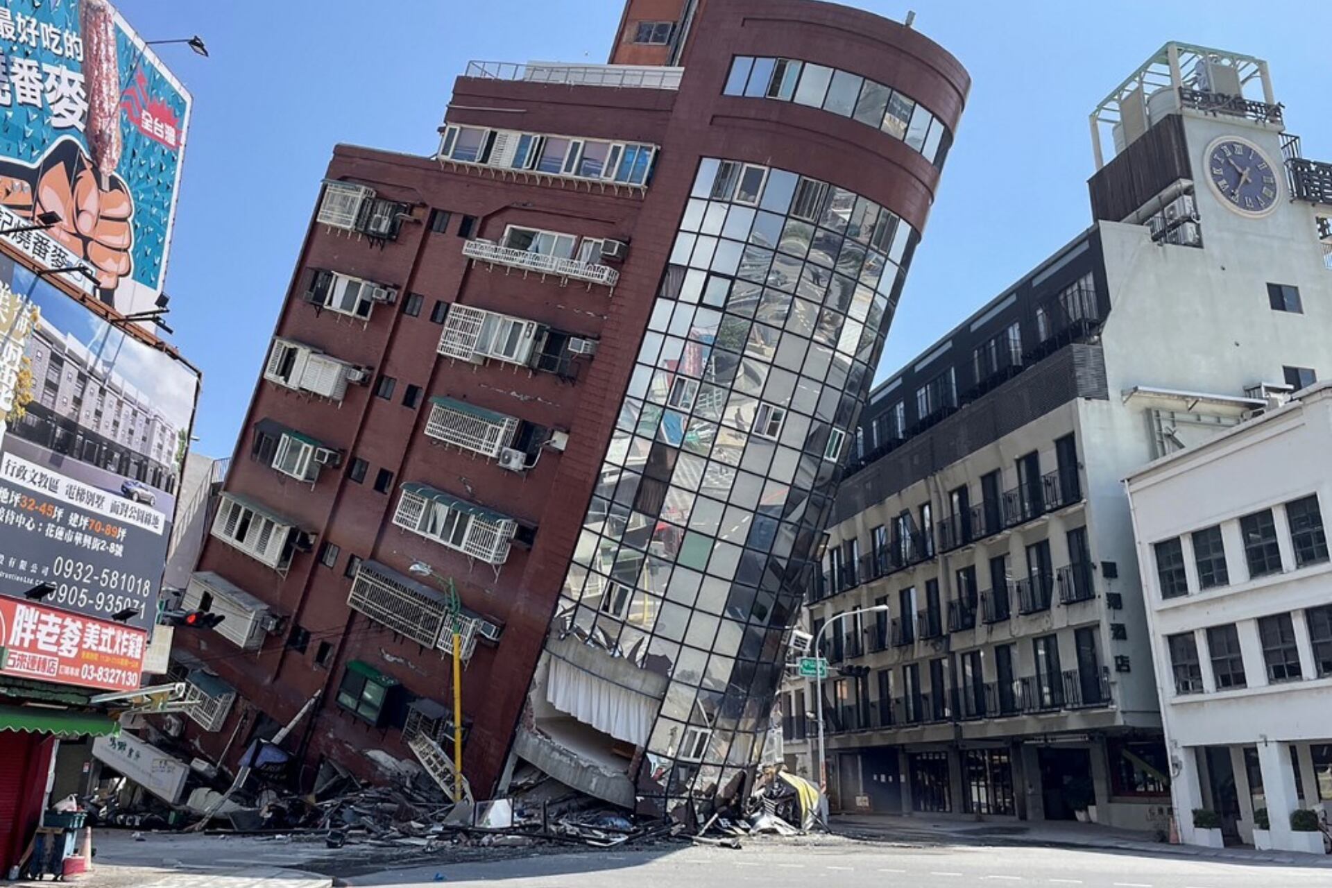 El terremoto en Taiwan derrumbó dos edificios.