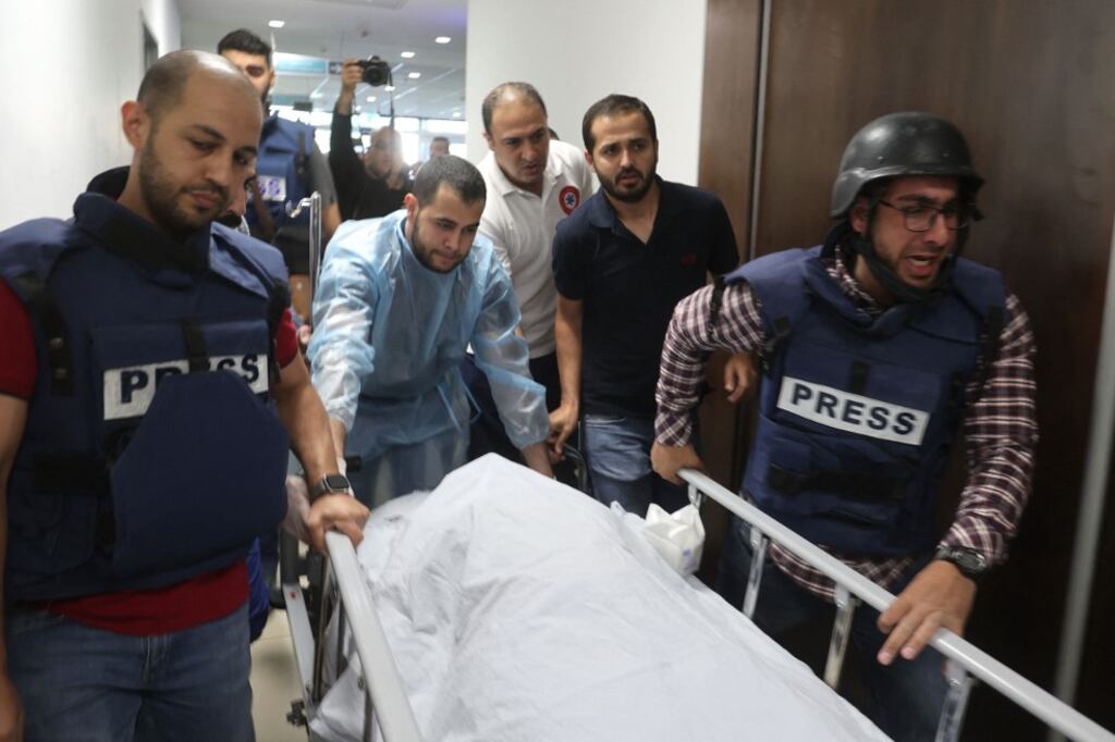 Trabajadores de prensa acompañan la salida del cuerpo de Shireen Abu Akleh del hospital.