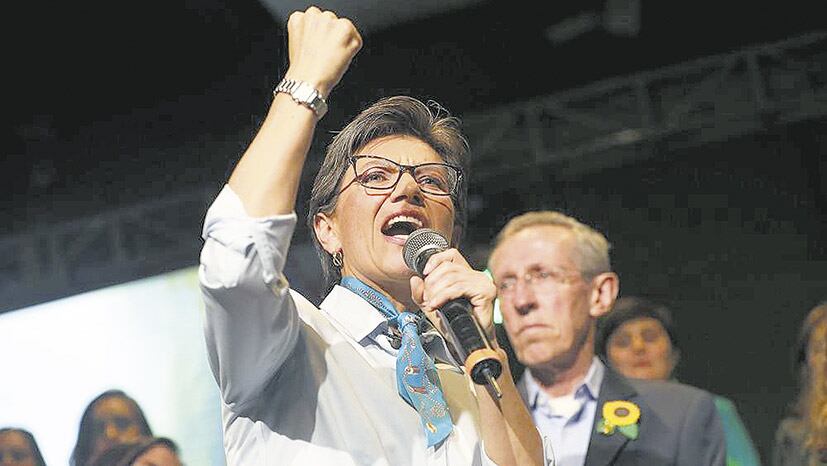 Claudia López denunció los nexos de políticos y paramilitares.