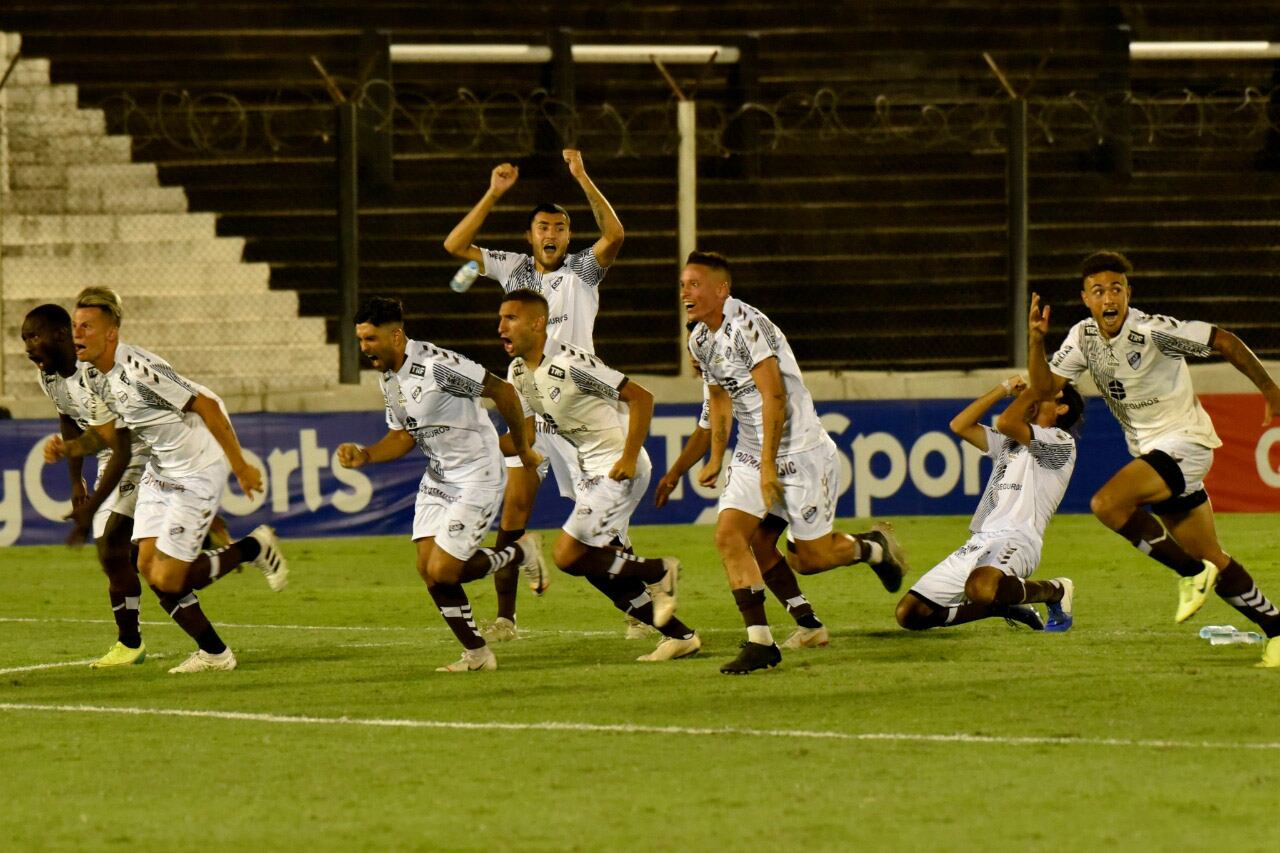Platense festeja el pasaje a las semfinales frente a Riestra.