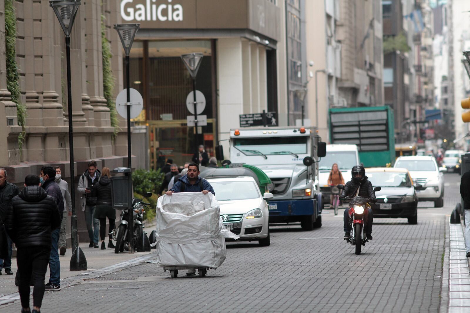En la city, uno de los puntos más criticados fue el anuncio de acelerar el esquema de emisión cero.