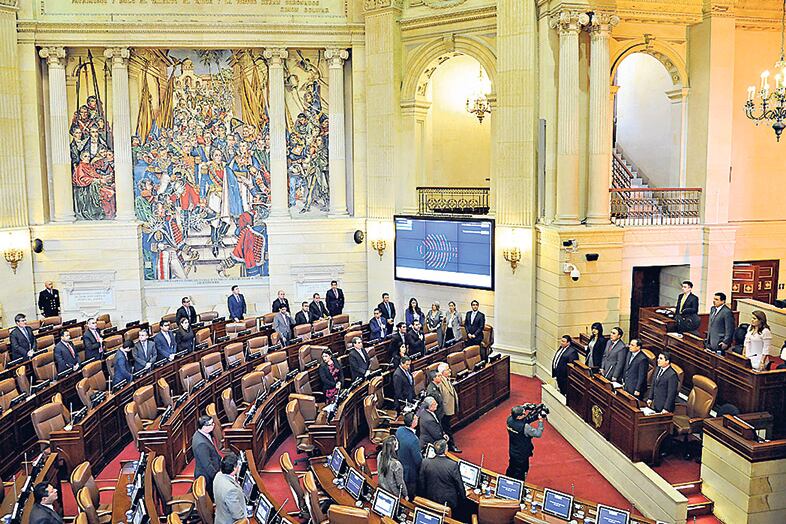 El Congreso colombiano aprobó el acuerdo que pone fin a un conflicto de más de cincuenta años.