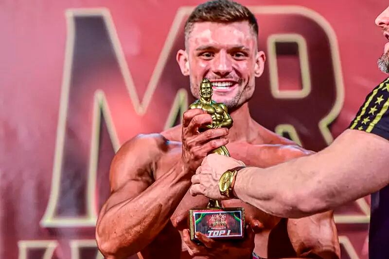 Pavlak había empezado a practicar fisicoculturismo a los 14 años, al ser diagnosticado con obesidad infantil.