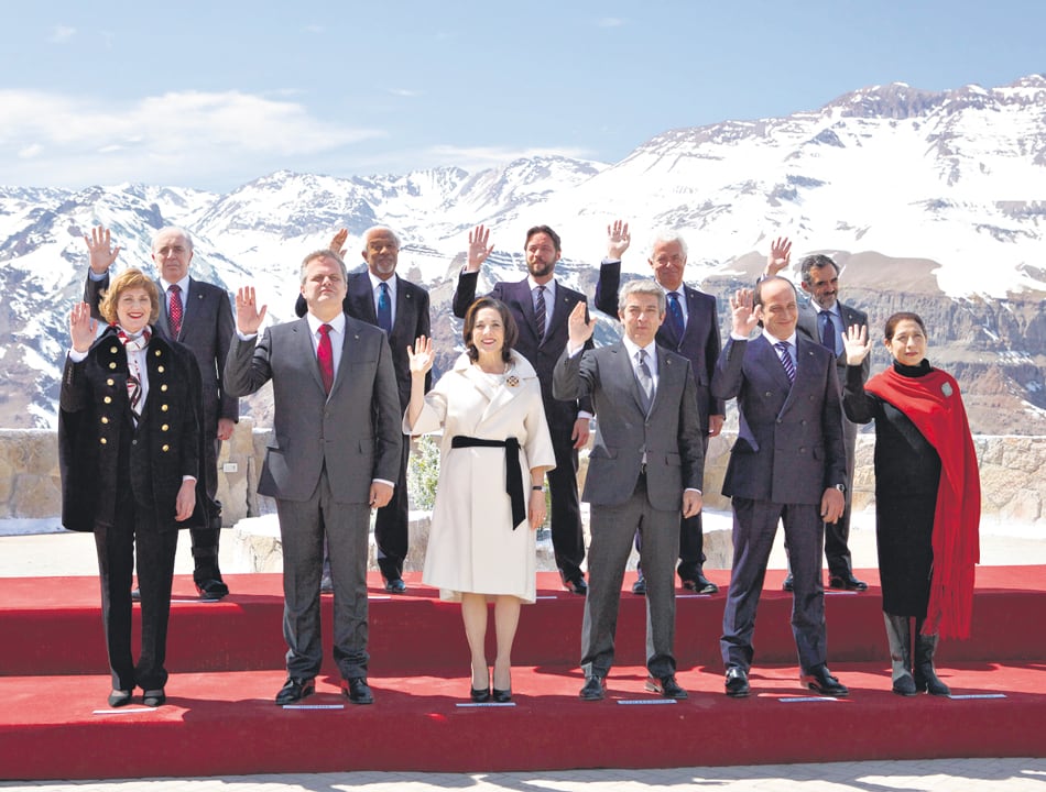Ricardo Darín encabeza la cumbre de La cordillera, de Santiago Mitre, con guión del director junto a Mariano Llinás.