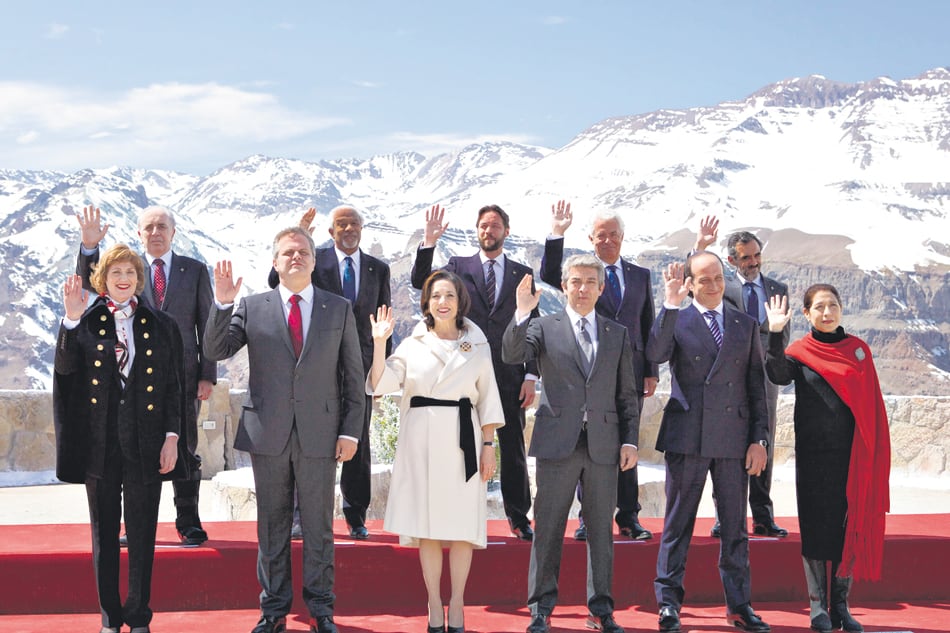 Ricardo Darín encabeza la cumbre de La cordillera, de Santiago Mitre, con guión del director junto a Mariano Llinás.