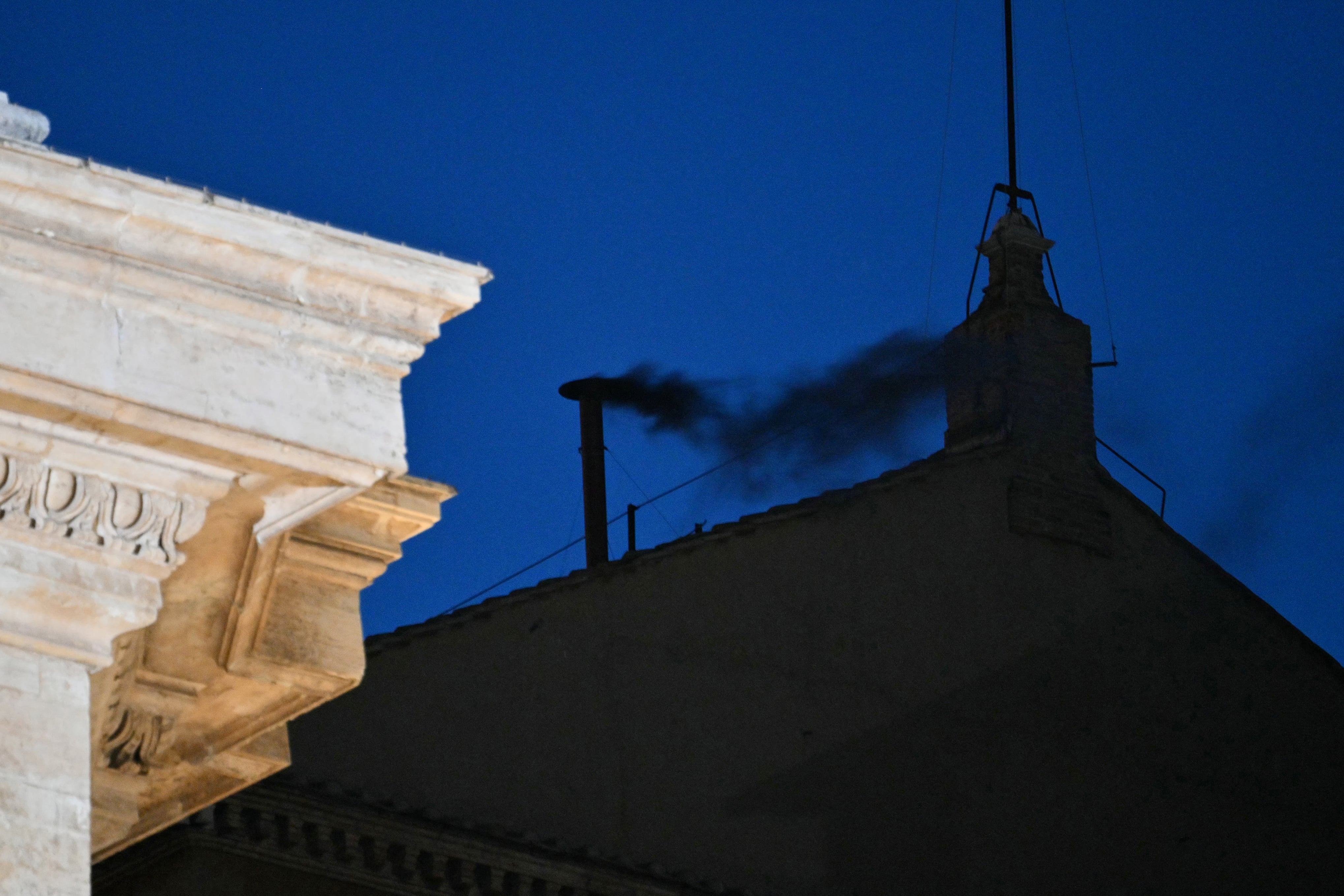 El humo negroemana de la Capilla Sixtina tras la primera votación de los cardenales.
