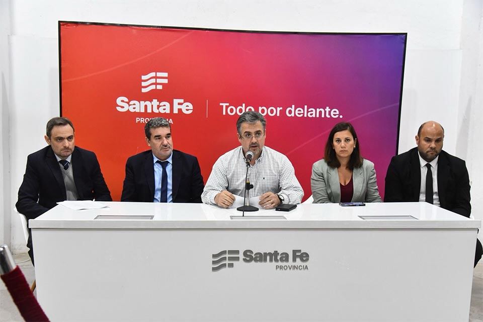 El ministro Cococcioni y funcionarios del ministerio de Seguridad.