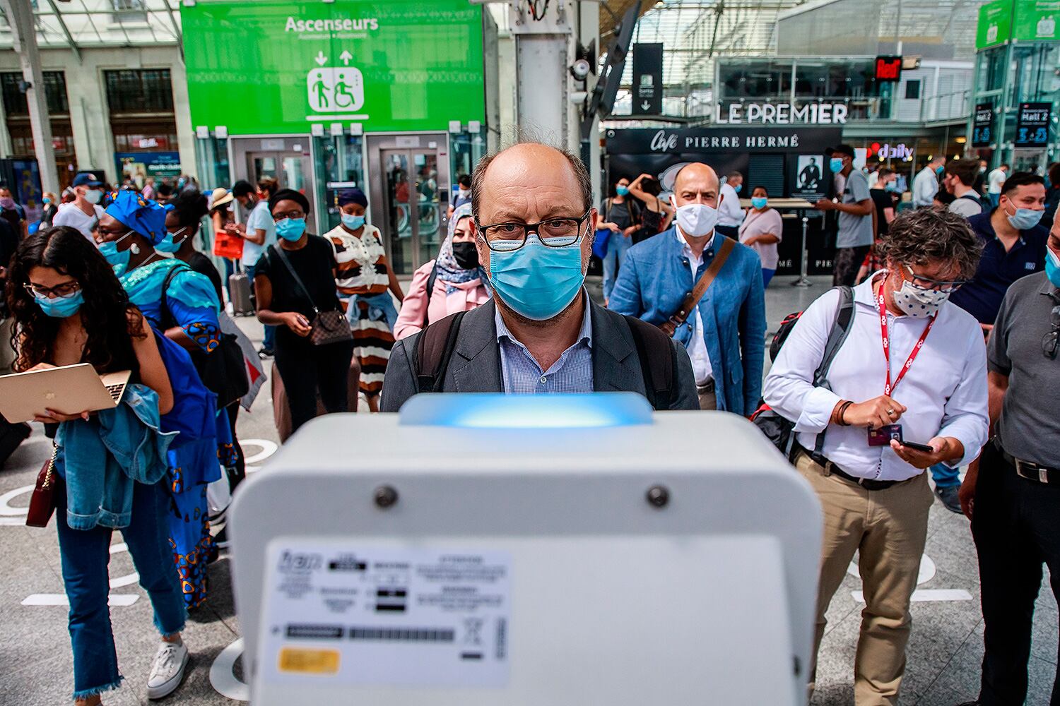 Controles de fiebre en la estación de tren de Lyon, Francia.