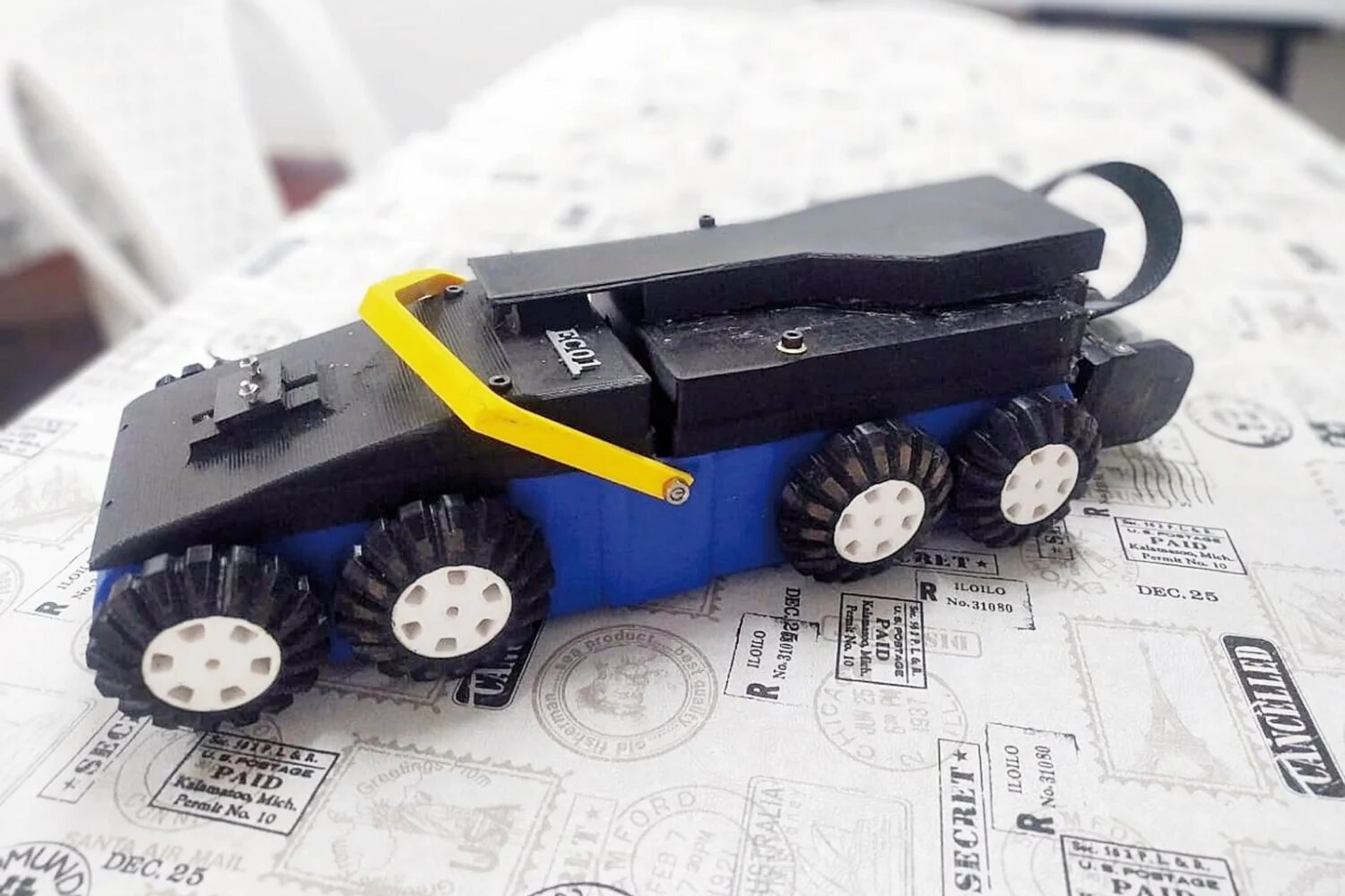 El robot se denomina EC-01, mide 40 centímetros de largo y tiene ocho ruedas. 