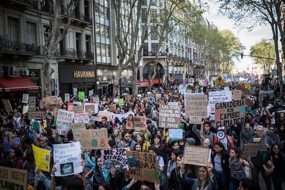 Marcha de organizaciones ambientalistas en el marco del Día de la Tierra, el 22 de abril.