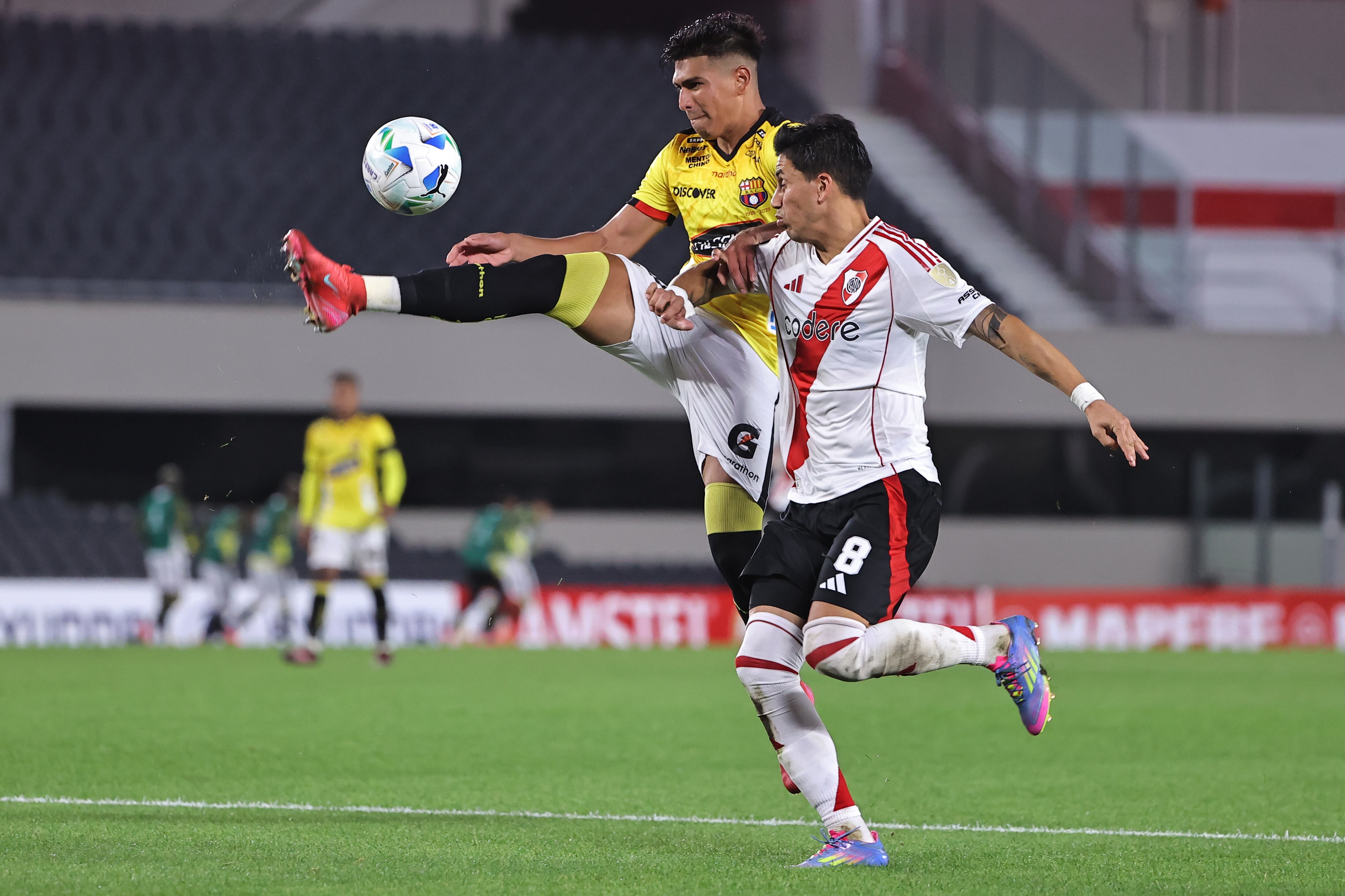 Meza lucha por la pelota con un jugador de Barcelona
